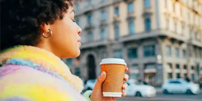 woman-drinking-coffee-city