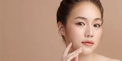 Asian-woman-wearing-makeup