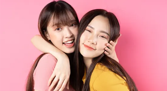 Asian-girls-hugging