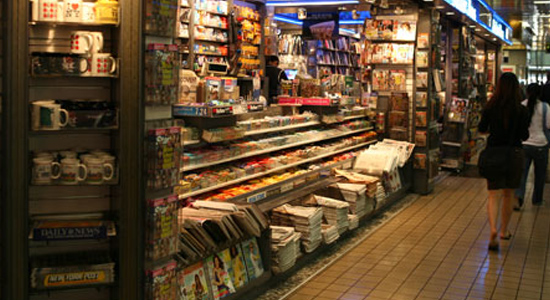 shop-shelves-full-of-magazines