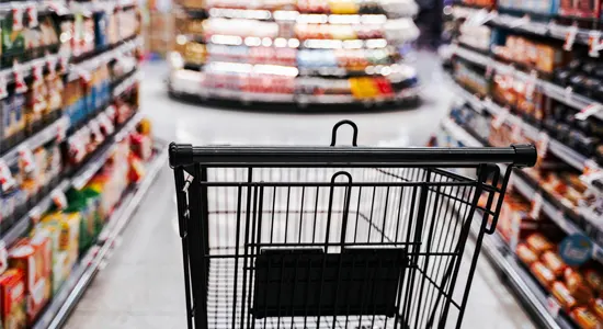 grocery-cart-in-grocery-aisle