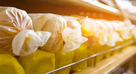 Row-of-bread-packages-on-store-shelf