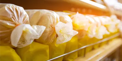 Row-of-bread-packages-on-store-shelf