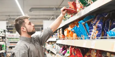 man-choosing-snack-packaging-from-grocery-store