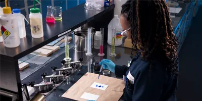 SunChemical-Research-Development-Employee-doing-chemistry