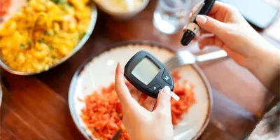 biosensor-reading-during-dinner