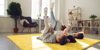 kids-on-yellow-fiber-mat