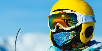 ski-helmet-on-person-at-top-of-mountain
